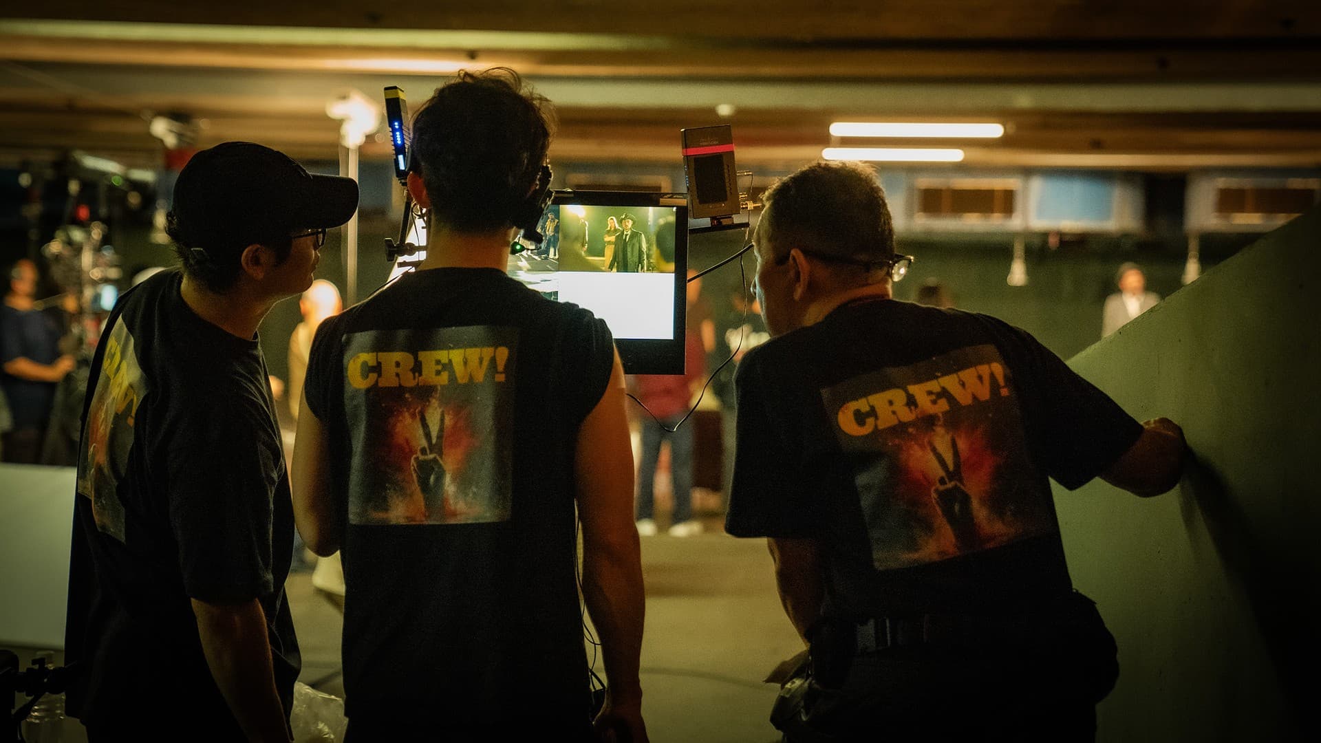 CREWシャツを着てモニターを確認するグーチョキデッドのスタッフ